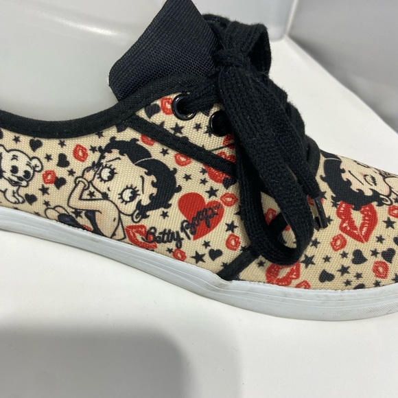 Betty Boop Patterned Sneakers - Picture 6 of 10
